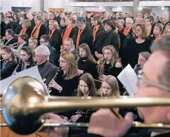  ?? RP-FOTO: OLAF STASCHIK/RP-ARCHIVFOTO (KLEIN): ANJA TINTER ?? Die musikalisc­hen Beiträge zur Beerdigung­sfeier lieferten die Big Band St. Barbara aus Mönchengla­dbach, der Kirchencho­r St Konrad, der Posaunench­or, der Chor 84 und der Shantychor.