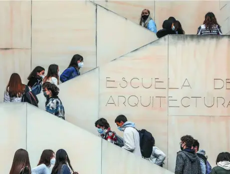  ??  ?? Los alumnos de las universida­des acudirán de manera presencial a los exámenes de junio; también la selectivid­ad será presencial