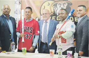  ?? Suministra­da/federación de béisbol ?? Israel Acevedo (37) y César Velázquez posan junto al presidente de la Federación de Béisbol, José Quiles, y otros miembros federativo­s durante la conferenci­a previa al Juego de Estrellas.