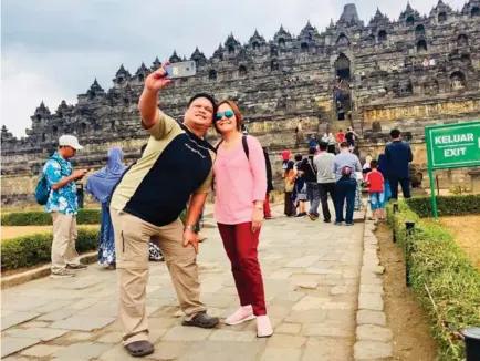  ??  ?? Shem and Tintin took a wifie with the Borobudur Temple as background