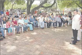  ??  ?? El excombatie­nte Eusebio Medina (centro) participó del acto cultural con motivo de cumplirse un aniversari­o más de la Batalla de Boquerón.