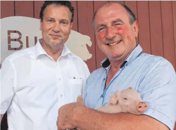  ?? FOTO: LUDGER MÖLLERS ?? Neue Wege in Holzkirch: Der baden-württember­gische Landwirtsc­haftsminis­ter Peter Hauk (CDU, links) mit Schweinezü­chter Ernst Buck auf dessen Mastbetrie­b.