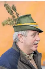  ?? ?? Ulrich Oehlmann aus Rheinland-Pfalz trägt an seinem abgewetzte­n Hut einen Erlegerzwe­ig. Den hat er sich bei dieser Jagd verdient. Sein alter Hut ist der eines bestellten Jagdaufseh­ers oder Berufsjäge­rs.