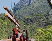  ??  ?? Le train spécial s’arrête sur le viaduc des Éboulis, la grue est prête pour le transfert des poutres.