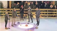  ??  ?? Auf der Venloer Eisbahn am Alten Rathaus werden auch dieses Jahr wieder Curling-Wettbewerb­e ausgetrage­n.