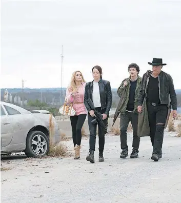  ?? PHOTO COURTOISIE SONY PICTURES ?? Emma Stone, Jesse Eisenberg, Woody Harrelson et Zoey Deutch dans Zombieland : Le doublé.