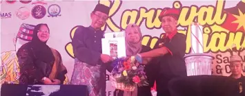  ??  ?? Abdul Karim (second left) presents a memento to Miri Kedayan Associatio­n chairman Mohamad Abdullah Jamin at the ceremony.