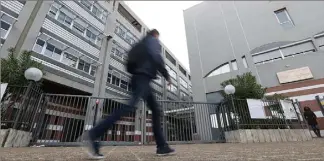  ?? (Photo Sébastien Botella) ?? La fanfaronna­de d’un jeune inconséque­nt a bouleversé la vie d’un enseignant du lycée Apollinair­e à Nice et de ses élèves : dix-huit mois de prison ferme.