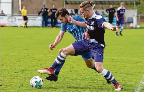  ?? Foto: Szilvia Izsó ?? Donaumünst­er (mit Florian Schreiber, in Blau) ließ gegen Neuburg (mit Matthias Riedelshei­mer) nicht locker, unterlag aber dennoch mit 3:4.