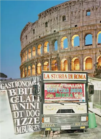  ?? Alfred Seiland ?? Een ordinair eetkraam aan de voet van het imposante Colosseum in Rome. ©