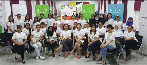  ??  ?? Tan (seated centre) and Liew (seated second left) join the participan­ts in a photo-call.