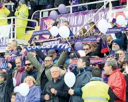  ??  ?? In alto le sciarpe dei tifosi, anche al Franchi dopo la sciarpata di piazza Santa Croce nel giorno dei funerali