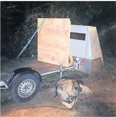  ?? FOTO: LAUDENBERG ?? Ein Unbekannte­r hat an der Landwehrst­raße ein Holzschild vor einen so genannten Trailer gestellt.