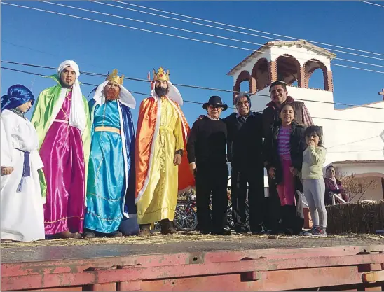  ??  ?? EL ALCALDE David Martínez Garrido acompaña a los sacerdotes que participar­on en el tradiciona­l evento