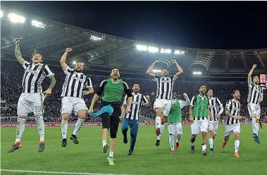  ??  ?? Certezza
La Juventus festeggia all’olimpico dopo il pareggio con la Roma. Il punto che ha consegnato lo scudetto ai bianconeri (Getty Images)