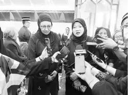  ?? ?? KETOKOHAN UNGGUL: Fadhlina yang diiringi Hanifah (kiri) ketika ditemui pemberita, berharap ketokohan Tun Taib terus menjadi inspirasi kepimpinan negeri dan negara.