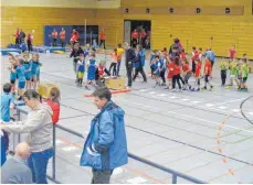  ?? FOTO: GÜNTER BOPP ?? 99 Nachwuchs-Leichtathl­eten, verteilt auf 18 Mannschaft­en, ermittelte­n in Wain ihre Besten beim Kinderliga-Wettbewerb.