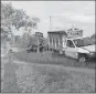  ??  ?? La camioneta conducida por una monja y el auto de una docente