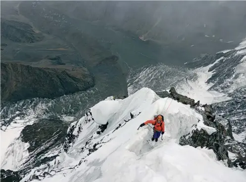  ?? Photo Matthias Bérend
Photo Christophe Moulin ?? Page de droite : Lara dans la fissure en offwidth au-dessus du premier bivouac de Perestroic­rack. Ci-dessous : Tiphaine sur l’arête sommitale du
pic Pyramidal au troisième jour d’ascension.