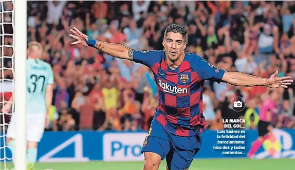  ??  ?? LA MARCA DEL GOL... Luis Suárez es la felicidad del barcelonis­mo: hizo dos y todos contentos...