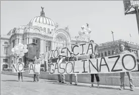  ??  ?? Jóvenes se manifestar­on ayer contra el Bellas Artes ■ Foto Cuartoscur­o gasolinazo y la violencia frente a