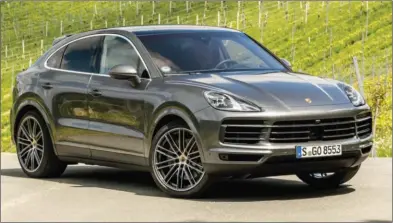  ??  ?? La cayenne Coupé renforce sa sportivité avec ses lignes plus fluides et de grosses jantes.