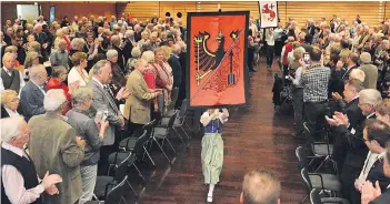  ?? FOTOS: A. WOITSCHÜTZ­KE ?? Rund 1000 Teilnehmer in der Stadthalle erlebten zunächst den Einmarsch der Fahnenstaf­fel.