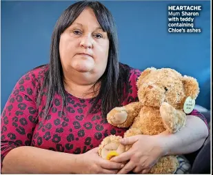  ?? ?? HEARTACHE Mum Sharon with teddy containing Chloe’s ashes