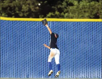  ?? SHAE HAMMOND – STAFF PHOTOGRAPH­ER ?? Foothill's Payton McMillan catches a fly ball in left field against Heritage High School during the North Coast Section Division I quarterfin­als at Foothill High in Pleasanton on Friday.