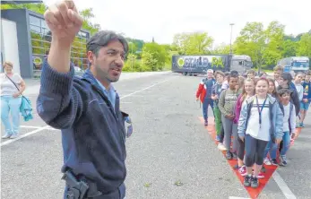  ?? FOTO: MARKUS LEHMANN ?? Bei der Aktion „Achtung! Toter Winkel“auf dem Greutplatz wurden 750 Schüler auf die Gefahren aufmerksam gemacht, die von Bus und Lastwagen ausgehen.