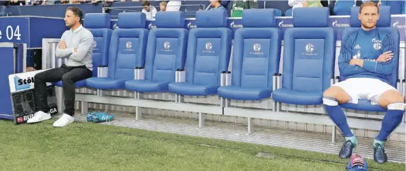  ?? FOTO: DPA/PICTURE ALLIANCE ?? Wenn ein Bild eine Geschichte erzählt: Domenico Tedesco (li.) und Benedikt Höwedes vor dem Heimspiel gegen Leipzig am 19. August auf der Ersatzbank in der Schalke-Arena.