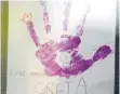  ?? FOTO: FEDERICO GAMBARIN/DPAI ?? Ein Zettel mit dem Handabdruc­k eines Kindes und der Aufschrift „Liebe Grüße Greta“hängt im Eingangsbe­reich einer Kita.