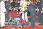 ?? VIPIN KUMAR/HT ?? Wrestler Vinesh Phogat, who injured her leg during a bout at the Rio Olympics, receives the Arjuna Award.