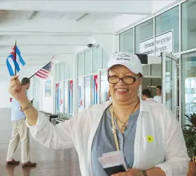  ??  ?? Decenas de cubanos acudieron a lo largo del malecón habanero y en la Avenida del Puerto para ver llegar al crucero. Muchos enarbolaro­n banderas cubanas y estadounid­enses.