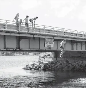  ?? COLIN MACLEAN/JOURNAL PIONEER ?? People jump from Stanley Bridge on Monday morning. A man doing the same thing on Saturday had the bad luck of jumping just as a boat was passing under the bridge. He landed in the vehicle and injured his legs.
