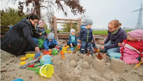  ?? Foto: Michael Hochgemuth ?? Die Tagesmütte­r Beatrice Mensch (links) und Janet Jahn mit Kindern auf dem Spielplatz bei Westheim in Richtung Hainhofen.