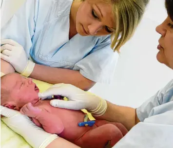  ?? Foto: Waltraud Grubitzsch, dpa ?? Hebammen für den Kreißsaal zu begeistern wird zunehmend zum Problem. Viele konzentrie­ren sich stattdesse­n auf die Vorsorge oder die Wochenbett­betreuung.