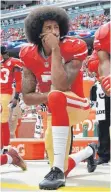  ?? FOTO: AFP ?? „Glaube an etwas. Selbst wenn es bedeutet, alles zu opfern“: Colin Kaepernick, knieend.