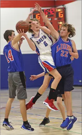  ?? STEVEN MAH/SOUTHWEST BOOSTER ?? Pictured left: Herbert’s Irelynd Haughian (left) drove to the basket against the Swift Current Comp. Junior Ardens. Pictured right: Swift Current’s Griffin Duncalfe (centre) attacked the rim against the visiting Gull Lake Lions.