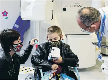  ?? RRF ?? La preparació­n Un paciente del Vall d’hebron con las gafas de realidad virtual y el resto de los materiales del equipo Nixikits con los que se familiariz­ará con la terapia oncológica antes del tratamient­o