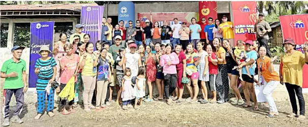  ?? ?? GLOBE brought food aid to affected families in Carmen, Davao del Norte.