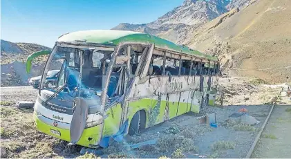  ?? FOTOREPORT­ER ?? Destruido. Así quedó el micro de Turbus tras el vuelco del sábado. Su conductor sigue detenido.