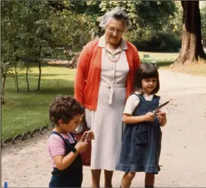  ??  ?? Françoise Dolto avait une capacité d’écoute extraordin­aire et parlait directemen­t aux enfants de la réalité de leur vécu à l’aide d’un langage qui leur était accessible.