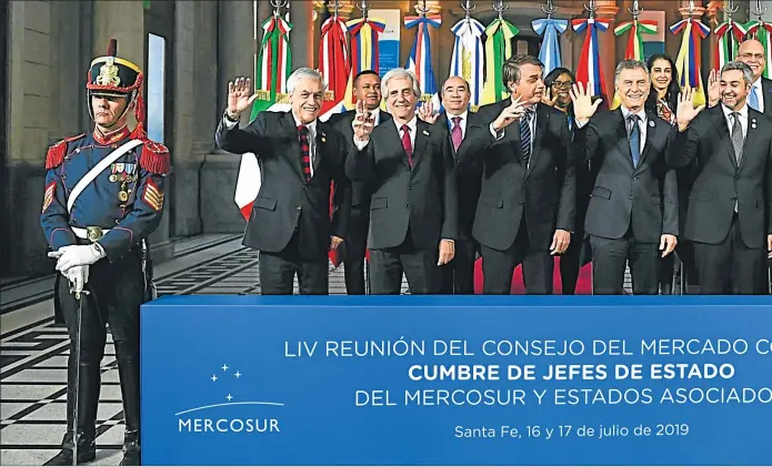  ??  ?? TODOS HOMBRES. Los cuatro presidente­s del Mercosur (Mauricio Macri, Jair Bolsonaro, Tabaré Vázquez, Mario Abdo Benítez) y dos invitados (Evo Morales y Sebastián Piñera) se