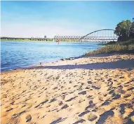  ??  ?? Man muss nicht immer nach Zeeland fahren, auch in Düsseldorf gibt es schöne Strände. So wie hier in Hamm.