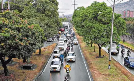  ?? ESNEYDER GUTIÉRREZ ?? Uno de los llamados a los conductore­s es a adoptar medidas de prevención, como no transitar entre dos automotore­s.