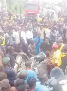  ?? PHOTO: ALBERT UBA ?? LASTMA officials and sympathise­rs at the scene of the accident at Alapere, Lagos… yesterday.