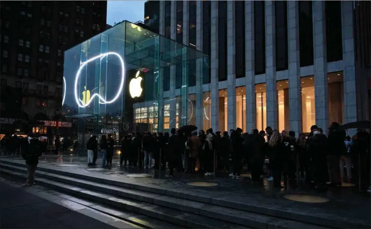  ?? ?? Kunder i kø foran Apple Store i New York forud for frigivelse­n af Vision Pro-brillerne. Foto: Angela Weiss/ AFP