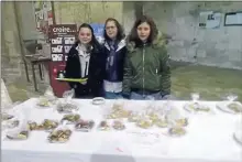  ??  ?? Vente de gâteaux par les jeunes