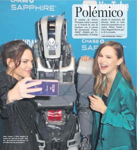  ??  ?? Hilary Swank y Clara Rugaard se toman una selfi con el robot “Mother”, de la película “I Am Mother”, en el Festival de cine de Sundance